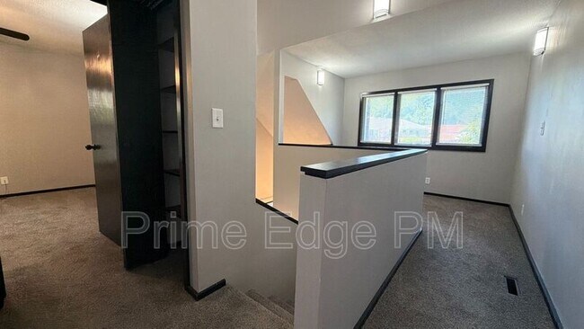Building Photo - 1821 Ridgehaven Ct