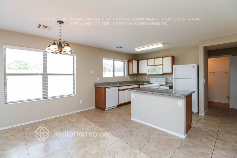 Building Photo - 2066 E Spruce Dr