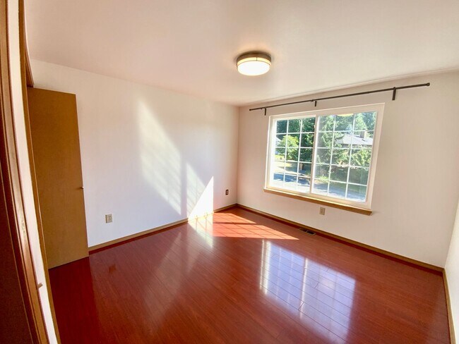Building Photo - Stunning 4 Bedroom/2.5 bath- Move-In Ready Home with Private Backyard