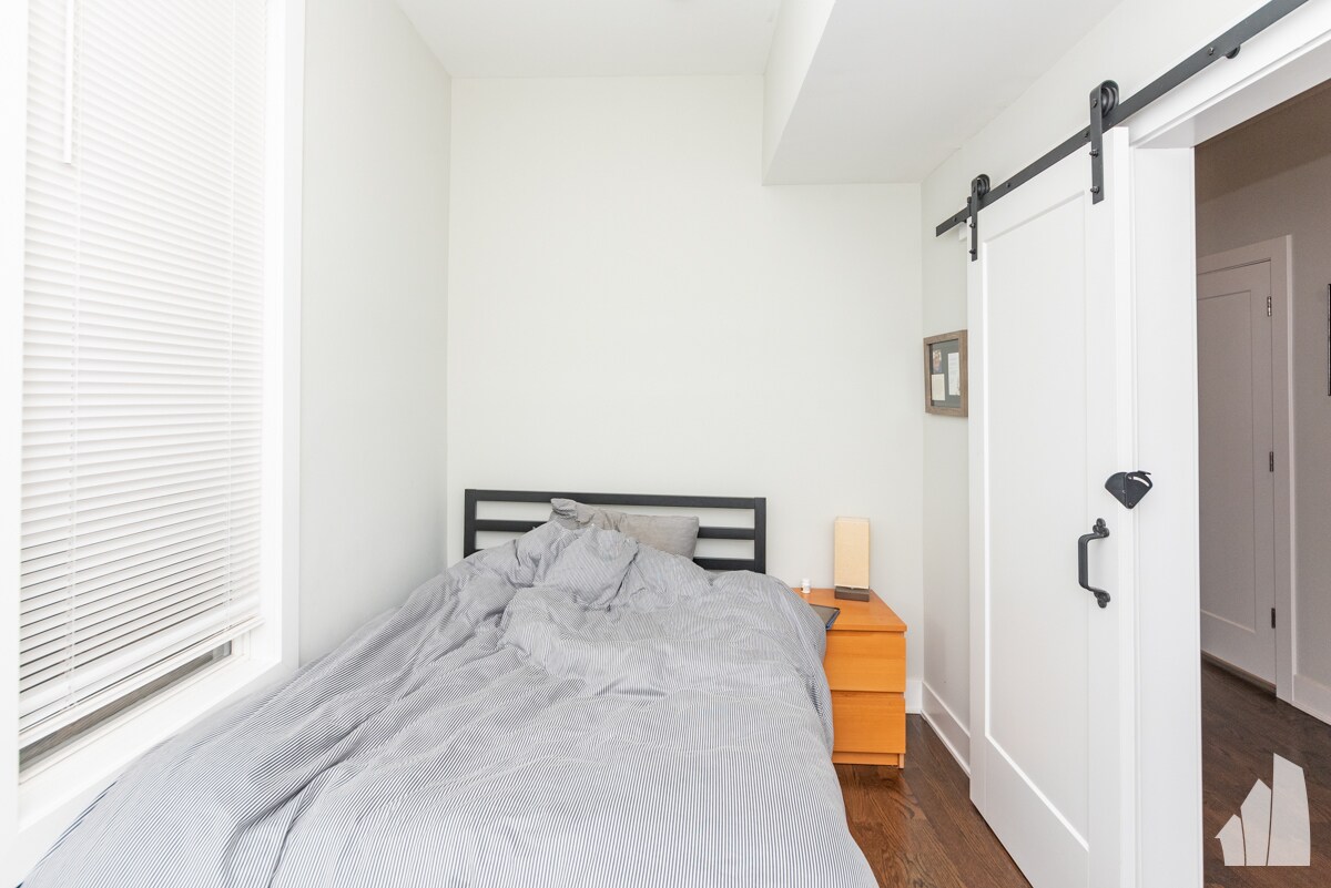 Building Photo - 2145 W Webster Ave