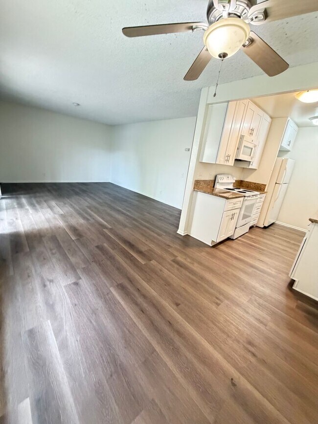 Building Photo - *Spacious 1 Bedroom in La Jolla!*