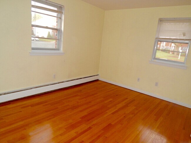 Building Photo - 14 Colonial Dr