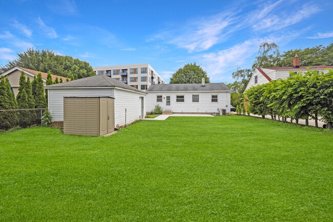 Building Photo - 5934 N Lydell Ave