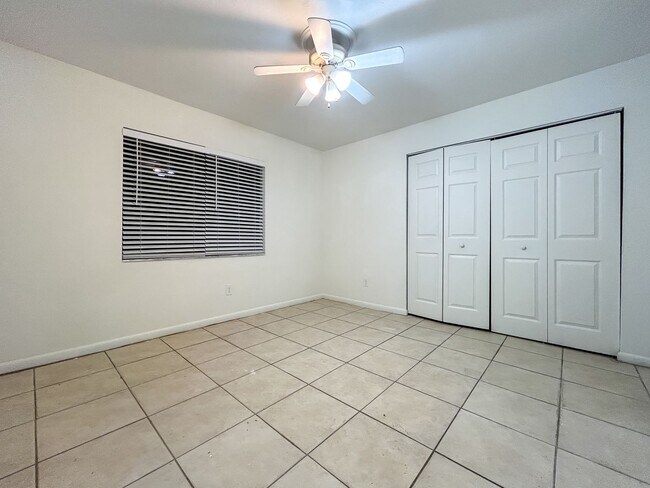 Building Photo - Spacious 2/1 in Sugarfoot Area - Fenced in...