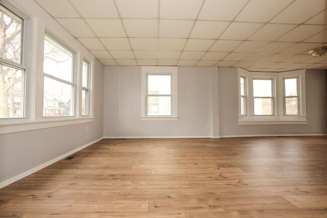 Building Photo - GREAT SINGLE FAMILY HOUSE . WAITING FOR YOU TO CALL HOME !!