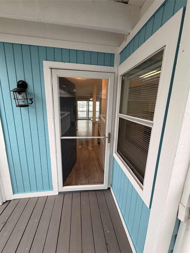 Building Photo - 500 Tiki Dr