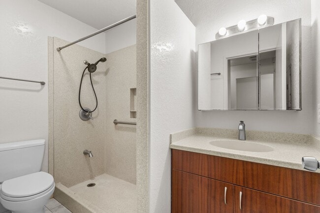 Building Photo - Pet-Friendly 2-Bed Gem | Steps from Leeward CC