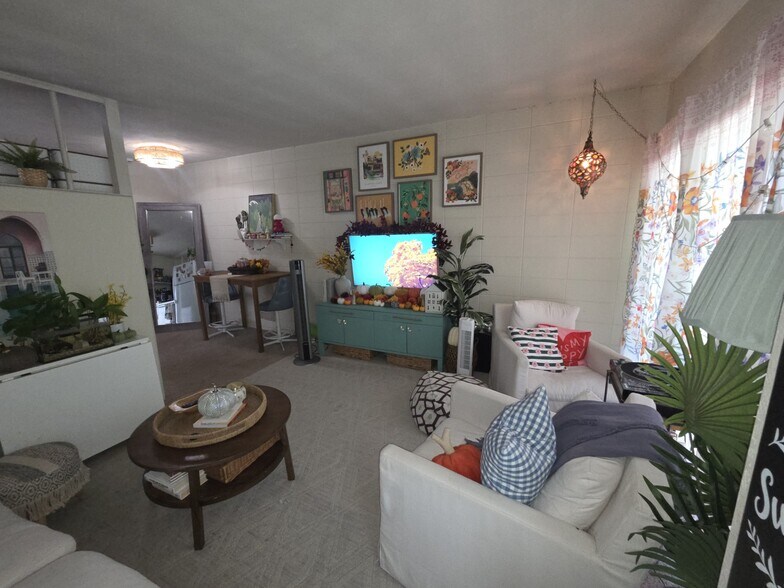 Large windows, ceiling fan in living room - 1010 Delaney Ave