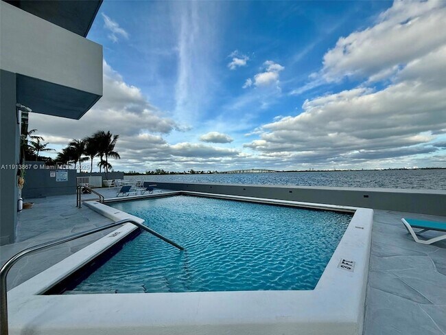 Building Photo - 555 NE 30th St