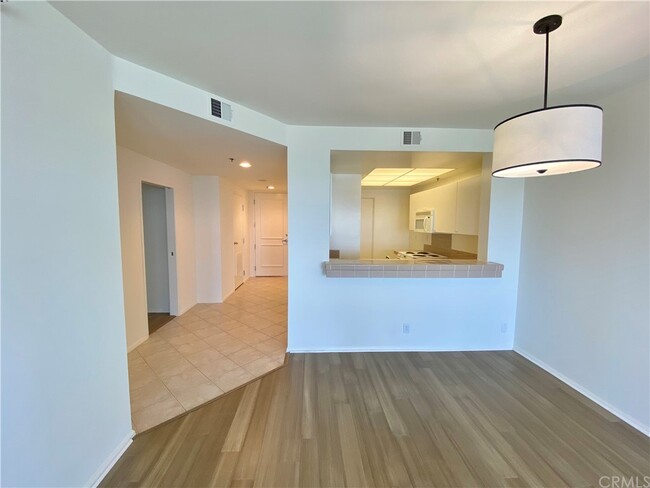 Building Photo - 525 E Seaside Way