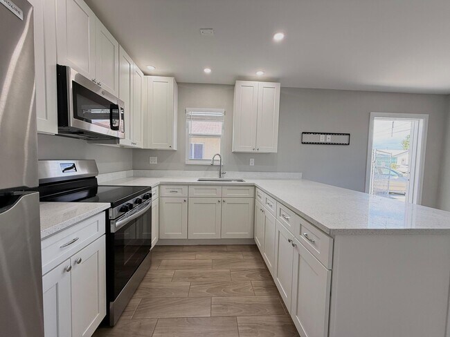 Building Photo - 1001 W 9th St