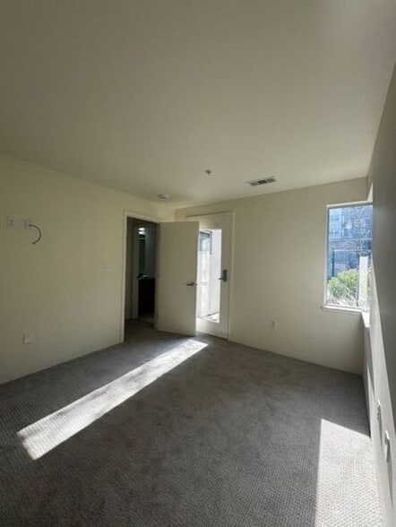 Building Photo - 42 Iron Horse Ln