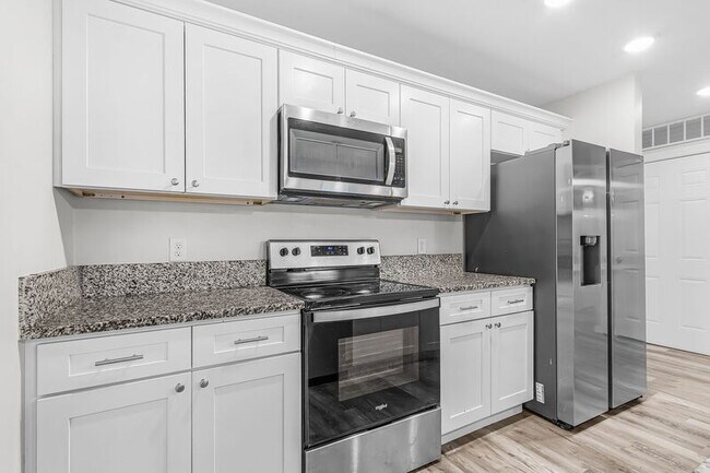 Building Photo - 2771 Royal Palm Ave