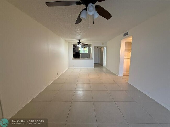 Building Photo - 110 Lake Emerald Dr