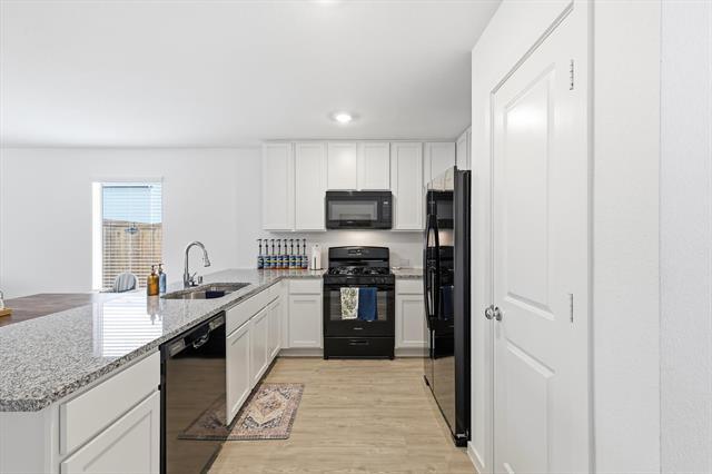 Building Photo - 12160 Thoroughbred Dr