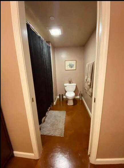 Master WC shower/bath - 500 N St