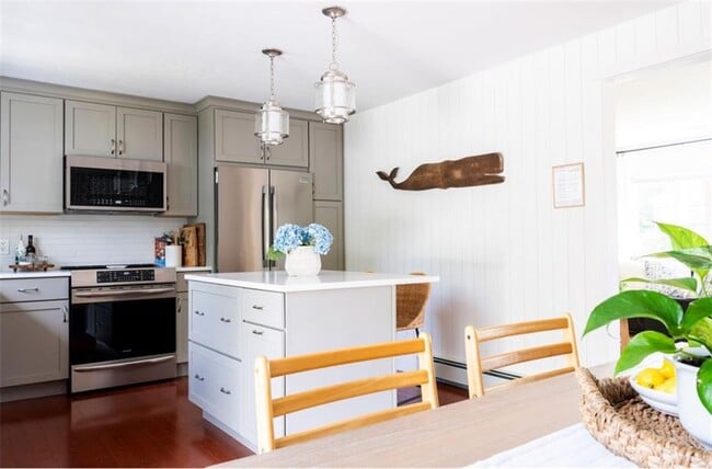 Building Photo - 11 N Hillview Dr