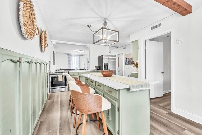 Building Photo - 398 Frontier Ln