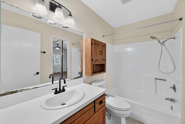 Building Photo - Spacious 2 Bed, 2 Bath Condo in Desirable Northwood