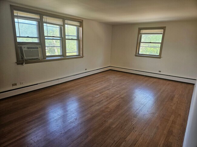 Building Photo - Charming Two Bedroom / 1.5 Bath