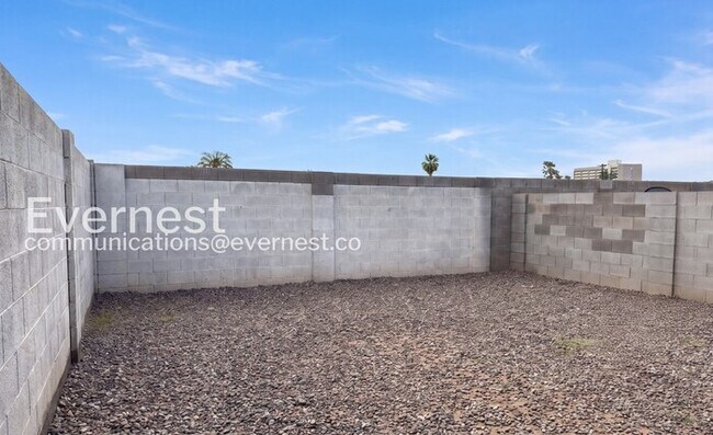 Building Photo - Spacious Townhome with Fenced Yard and Parking  / 1 Bed & 1 Bath / Pet-friendly / Available Now!