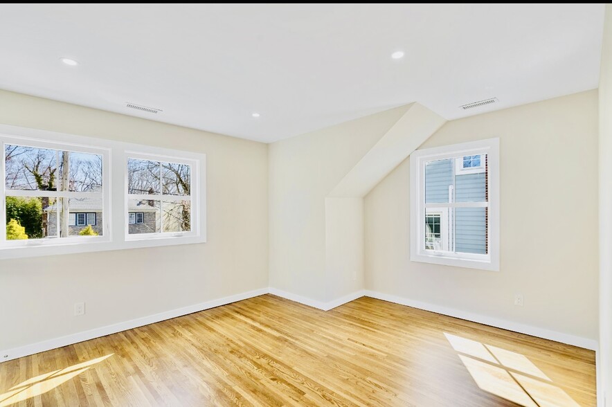Building Photo - 136 Nelson Ave
