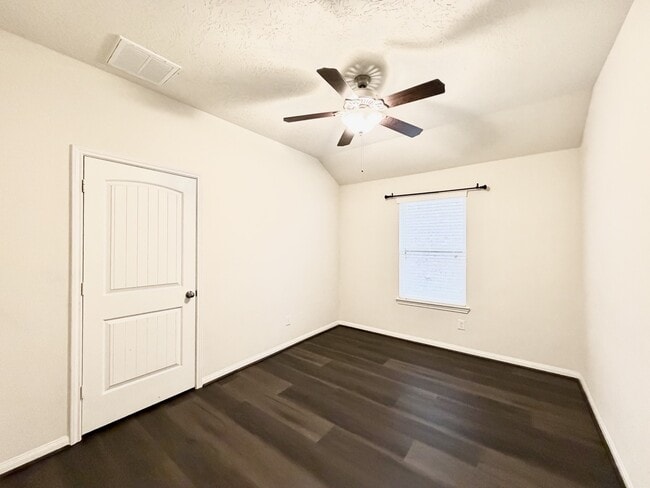 Building Photo - 11823 Green Colling Park Dr