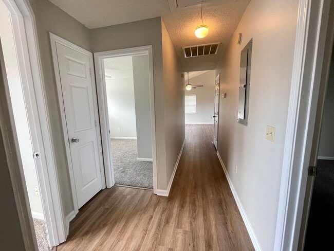 Building Photo - AVAILABLE NOW! (Pet Friendly)