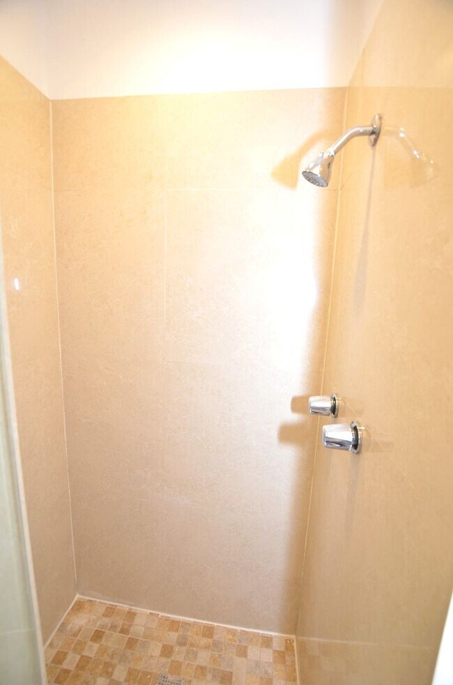 Building Photo - Single level Home
