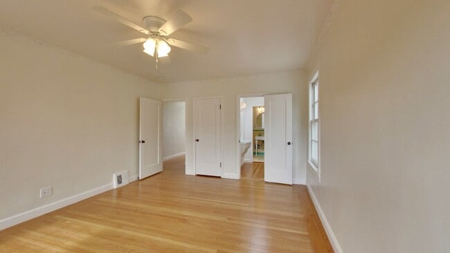 Building Photo - Lakeside 4 Bedroom / 3 Bathroom Single Fam...
