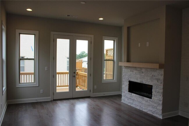 Building Photo - 4761 Roswell Rd