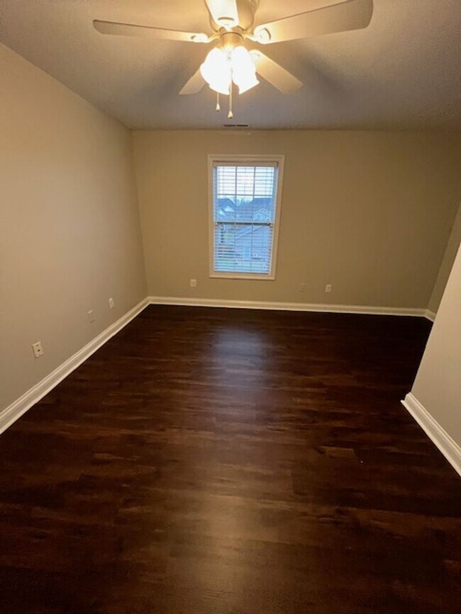 Building Photo - 4-bedroom, 2.5-bathroom home located in the heart of Lexington, KY