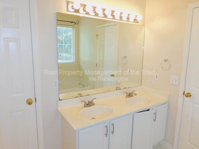 Building Photo - 3805 Tutbury Dr