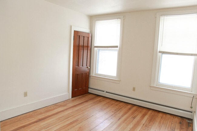 Building Photo - Large 3 Bedroom + Bonus Room with Laundry ...