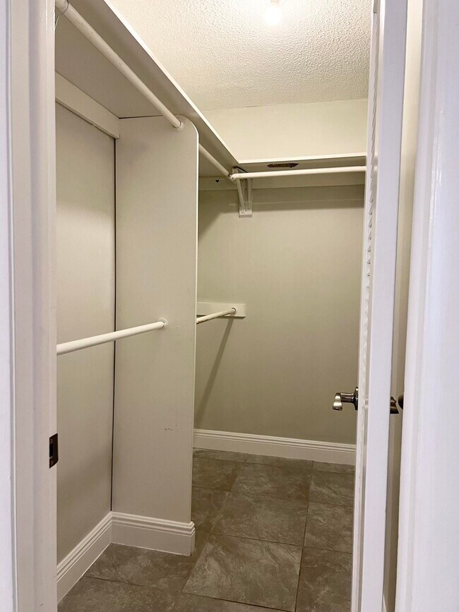 Building Photo - 150 Burgandy Way