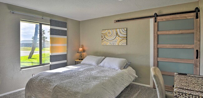 Building Photo - WALK TO THE BEACH! 4 bed, 2 bath, 2 car ga...