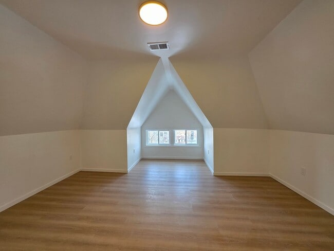 Building Photo - Fully Updated 4 bedroom 2 bathroom Apartment for rent in the Northside!