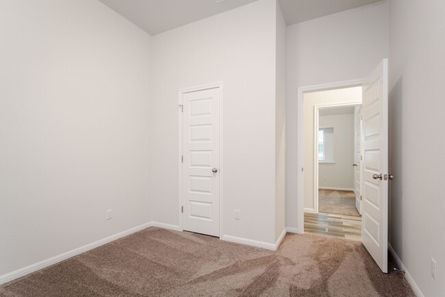 Building Photo - Modern 3 bed 2 bath home!
