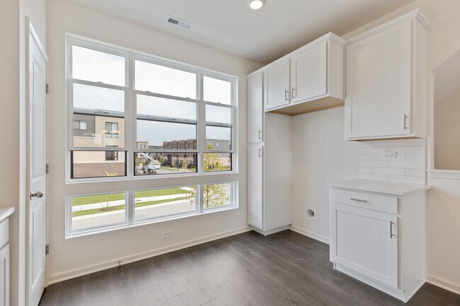 Building Photo - 1289 Lakepointe Dr