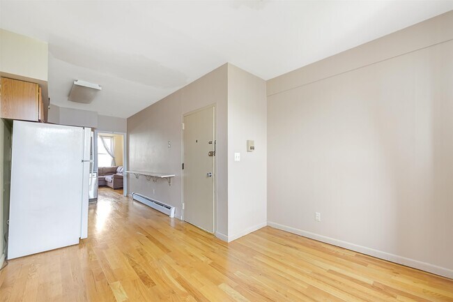 Building Photo - 523 Adams St