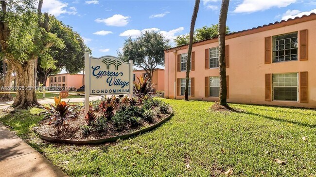 Building Photo - 7200 Fairway Dr