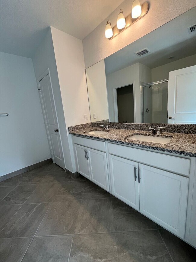 Building Photo - Annual Rental in Port St Lucie