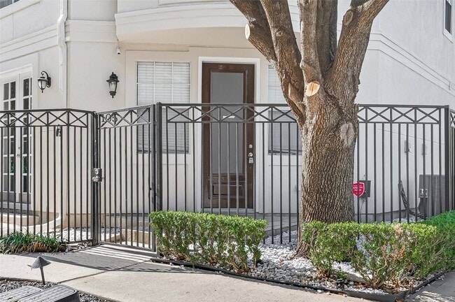 Building Photo - 105 Detering St