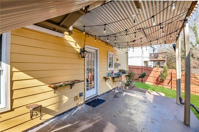 Building Photo - 1093 3rd St