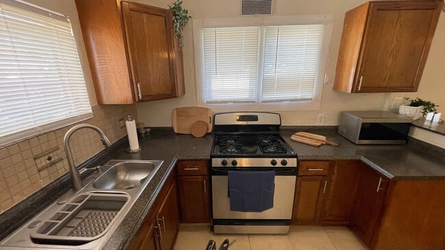 Building Photo - Unfurnished Annual Rental Available