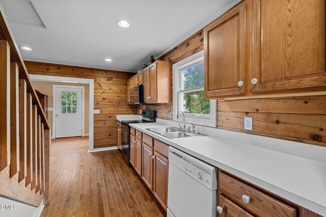 Building Photo - 65 Birdhouse Ln