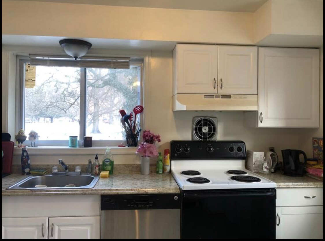 Building Photo - 600 N Vermont St