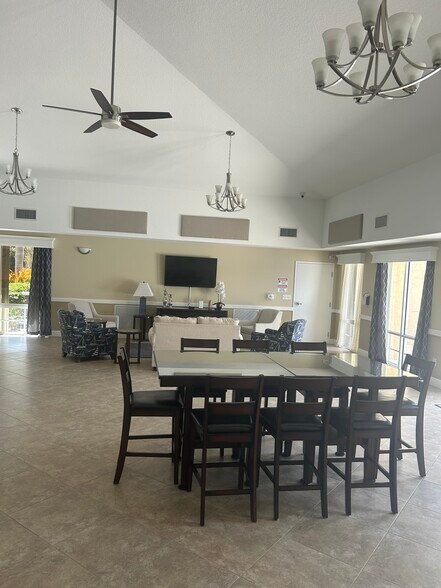 Club house seating area with Tv - 798 SW Munjack Cir