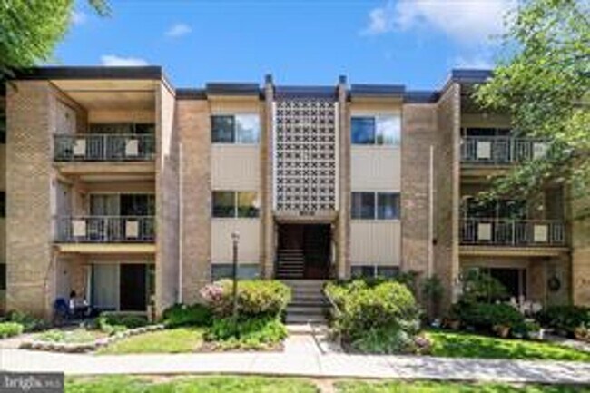 Building Photo - TOP FLOOR CONDO WITH QUIET VIEW
