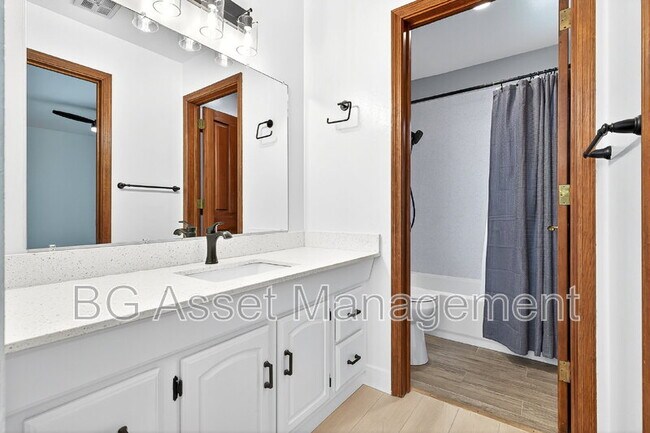 Building Photo - 2079 Ascot Dr